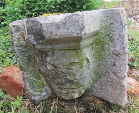 Vestiges du château de Wargnies le Grand