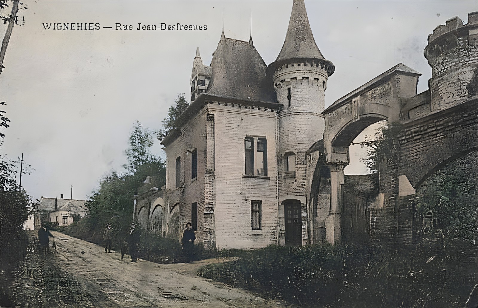 Wignehies, Porche d'entrée de l'ancienne filature François Boussus. 