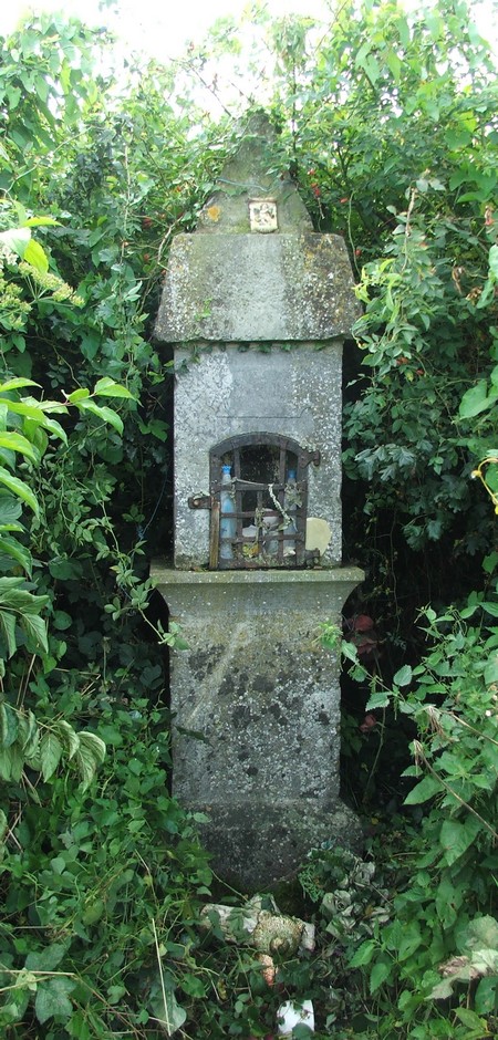 Oratoire situé chemin des Fonds à Wignehies