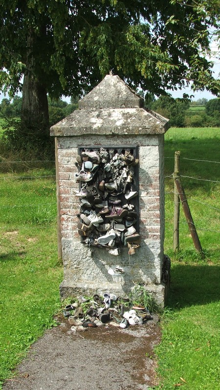 Oratoire dédié à St Jean à Wignehies